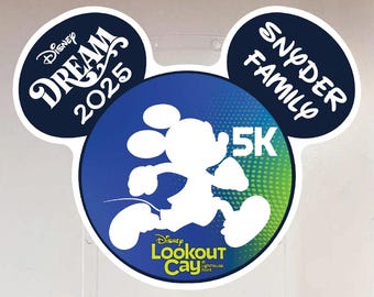 Puede incluir: Una insignia de evento con forma de Mickey Mouse con un diseño azul y verde. La insignia presenta el texto "Disney Dream 2025", "Snyder Family" y "5K". La parte inferior de la insignia dice "Disney Lookout Cay at Lighthouse Point".