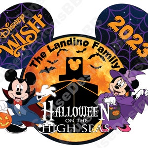 Peut inclure: Mickey et Minnie Mouse habill&eacute;s en costumes d'Halloween. Mickey est un vampire et Minnie est une sorci&egrave;re. Ils se tiennent devant une pleine lune avec des chauves-souris qui volent autour. Le texte "The Landing Family" est &eacute;crit sur la lune. Le texte "Disney Wish" est sur l'oreille gauche et "2023" est sur l'oreille droite. Le texte "Halloween on the High Seas" est &eacute;crit sous la lune.