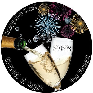 Puede incluir: Un fondo negro con una botella de champ&aacute;n que se vierte en dos copas de champ&aacute;n. Las copas se levantan en un brindis. Hay fuegos artificiales en el fondo. El texto "Happy New Year!" est&aacute; en la parte superior de la imagen. El texto "Garrett & Myka" est&aacute; en la parte inferior izquierda de la imagen. El texto "2022" est&aacute; en el centro de la imagen. El texto "Bon Voyage!" est&aacute; en la parte inferior derecha de la imagen.