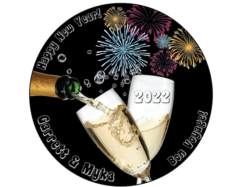 Puede incluir: Un fondo negro con una botella de champ&aacute;n que se vierte en dos copas de champ&aacute;n. Las copas se levantan en un brindis. Hay fuegos artificiales en el fondo. El texto "Happy New Year!" est&aacute; en la parte superior de la imagen. El texto "Garrett & Myka" est&aacute; en la parte inferior izquierda de la imagen. El texto "2022" est&aacute; en el centro de la imagen. El texto "Bon Voyage!" est&aacute; en la parte inferior derecha de la imagen.
