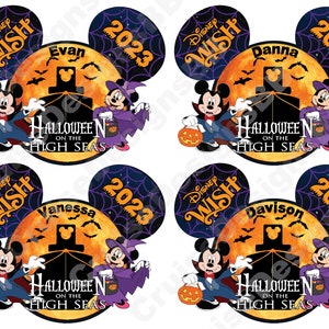 Peut inclure: Quatre ensembles d'oreilles de Mickey Mouse et Minnie Mouse de Disney sur le th&egrave;me d'Halloween en haute mer. Chaque ensemble porte un nom diff&eacute;rent, notamment Evan, Danna, Vanessa et Davison. Les oreilles sont violettes avec un motif de toile d'araign&eacute;e noire et un charme 2023. Le centre de chaque ensemble pr&eacute;sente une pleine lune avec des chauves-souris qui volent autour, une silhouette de navire et Mickey et Minnie habill&eacute;s en costumes d'Halloween.
