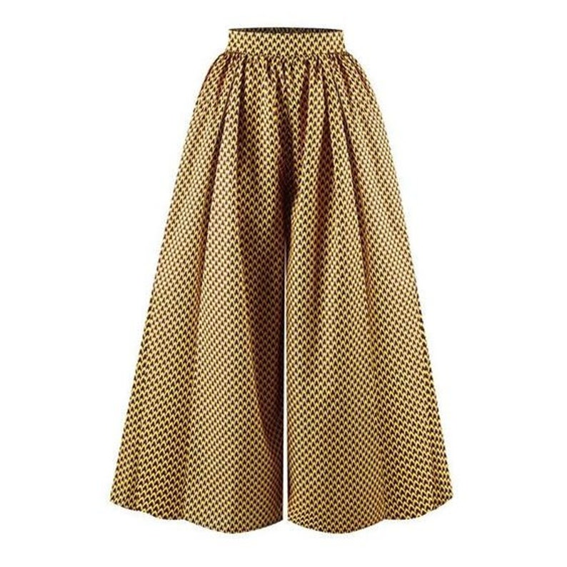 Pu&ograve; includere: Pantaloni a gamba larga con stampa geometrica gialla e nera. I pantaloni hanno vita alta e una vestibilit&agrave; ampia e fluida.