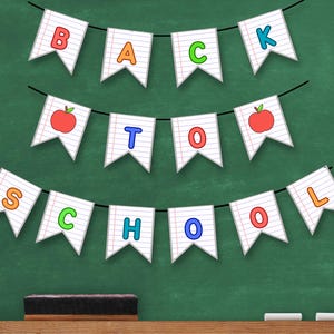 Może przedstawiać: Baner z napisem "BACK TO SCHOOL" wisi na zielonej tablicy. Białe chorągiewki zawierają czerwone, pomarańczowe, zielone, niebieskie i czerwone litery oraz ilustracje czerwonych jabłek. Na dole widoczna jest gąbka do tablicy i kreda.