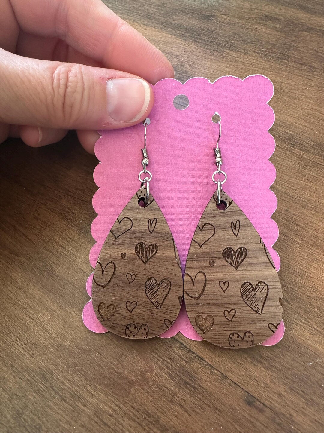 Orecchini a goccia incisi a forma di cuore in legno - Italia