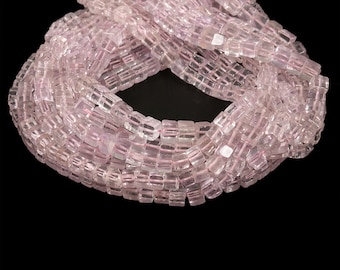 Può includere: Un filo di perline quadrate di pietra preziosa rosa pallido. Le perline sono traslucide e hanno un leggero luccichio.