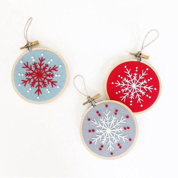 Gestickter Ornament 3er SET - Schneeflocke Ornament - Weihnachtsverzierung - Stickrahmen Kunst - Handstickerei - Moderne Stickerei - Weihnachten
