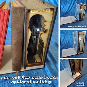 Pode incluir: Um suporte de livros de madeira com um design recortado de uma pessoa em p&eacute; numa porta. O suporte de livros &eacute; castanho e tem o texto "YOUR PERSONALIZATION" na frente. O suporte de livros &eacute; projetado para manter os livros na posi&ccedil;&atilde;o vertical e tem um suporte para os livros. O suporte de livros &eacute; f&aacute;cil de instalar e n&atilde;o requer cola.