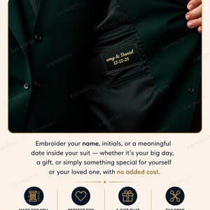 Puede incluir: Una chaqueta de traje verde oscuro con una etiqueta de bolsillo interior negra bordada con el texto blanco "amy & Daniel 12-12-25". La chaqueta tiene botones oscuros en la parte delantera y un acabado de tela suave, mostrando un servicio.