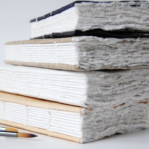 Libro d'arte con bordi sfrangiati, formato A5, 120 pagine, carta di cotone (stampata a freddo ruvida)