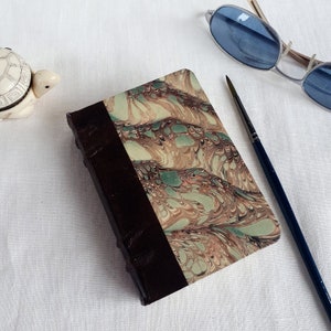 Mini diario acquerello, stile vintage, A7 (11*7,5 cm, 4,5*3"), 300 g/m² pressato a freddo, 72 pagine, bordi frastagliati, carta marmorizzata e Lokta, viaggio