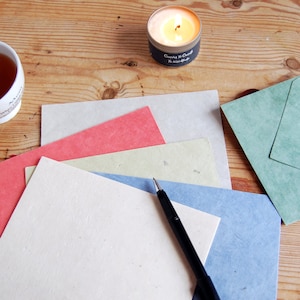 Briefpapier Set: Lokta Papierauswahl und Briefumschlag