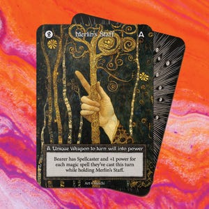 Op de afbeelding: Een fantasievolle speelkaart met een goud en zwart ontwerp. De kaart toont een hand die een staf vasthoudt met draaiende patronen. De tekst op de kaart luidt "Merlin's Staff" en "A Unique Weapon to turn will into power".