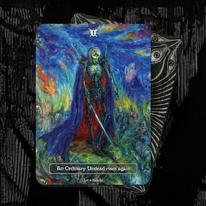 Könnte beinhalten: Eine Tarotkarte mit einer skelettartigen Figur in einem blauen Umhang, die ein Schwert hält, vor einem farbenfrohen, wirbelnden Hintergrund. Die Karte trägt die Aufschrift "An Ordinary Undead rises again" mit "Art + Banchi" darunter. Die Karte befindet sich vor einem schwarzen Hintergrund.