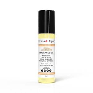 Pu&ograve; includere: Un flacone da 10 ml di olio profumato alla lavanda e limone. La bottiglia &egrave; in vetro trasparente con un tappo nero e un'etichetta bianca. L'etichetta riporta il testo "Aroma Depot", "Lemon Lavender", "Fragrance Oil", "Best For: Body, Skin, Soap, Burners, Perfume, Candles", "Made in the USA", "Store in a cool and dry place", "Follow Us @aromadepot", e "www.aromadepot.com".