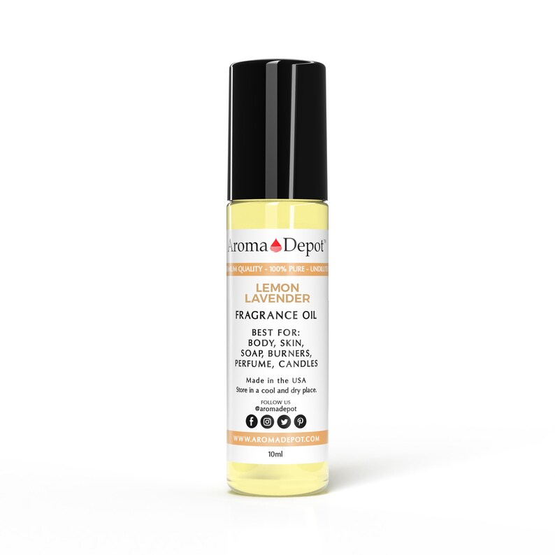 Pu&ograve; includere: Un flacone da 10 ml di olio profumato alla lavanda e limone. La bottiglia &egrave; in vetro trasparente con un tappo nero e un'etichetta bianca. L'etichetta riporta il testo "Aroma Depot", "Lemon Lavender", "Fragrance Oil", "Best For: Body, Skin, Soap, Burners, Perfume, Candles", "Made in the USA", "Store in a cool and dry place", "Follow Us @aromadepot", e "www.aromadepot.com".