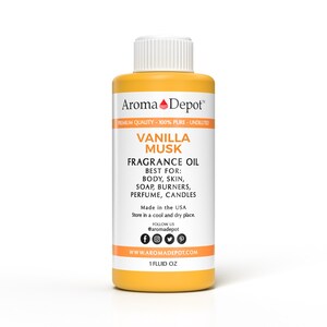 Może przedstawiać: Ż&oacute;łta butelka olejku zapachowego o zapachu wanilii i piżma, z etykietą "Aroma Depot" z tekstem "Najwyższa jakość - 100% czysty - Niesprowadzony". Butelka jest oznaczona jako "Olej zapachowy o zapachu wanilii i piżma" i wskazuje "Idealny do: Ciała, Sk&oacute;ry, Mydła, Palnik&oacute;w, Perfum, Świec". Butelka zawiera 1 uncję płynu i została wyprodukowana w USA.