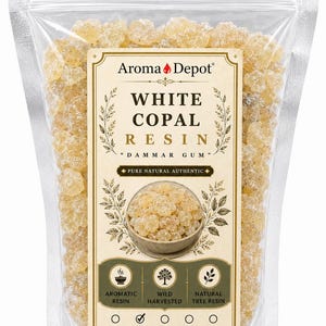 Pu&ograve; includere: Un sacchetto trasparente pieno di resina di copale bianca. L'etichetta recita "Aroma Depot" e "White Copal Resin - Dammar Gum". L'etichetta indica anche che la resina &egrave; aromatica, raccolta selvatica e resina naturale dell'albero. Disponibile in 8 oz, 16 oz, 32 oz e 48 oz.