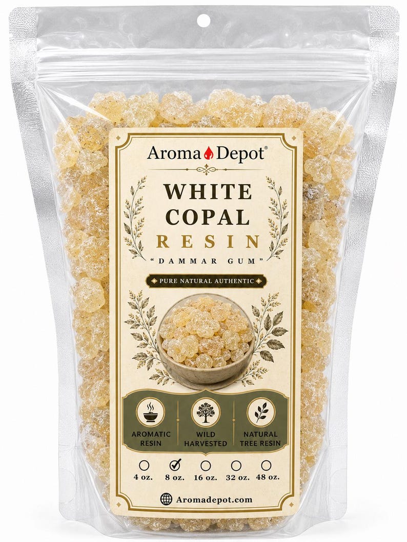 Pu&ograve; includere: Un sacchetto trasparente pieno di resina di copale bianca. L'etichetta recita "Aroma Depot" e "White Copal Resin - Dammar Gum". L'etichetta indica anche che la resina &egrave; aromatica, raccolta selvatica e resina naturale dell'albero. Disponibile in 8 oz, 16 oz, 32 oz e 48 oz.