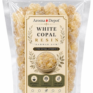 Pu&ograve; includere: Un sacchetto di plastica trasparente pieno di resina di copale bianca. L'etichetta riporta "WHITE COPAL RESIN" e "DAMMAR GUM", con il logo Aroma Depot. Icone per resina aromatica, raccolta selvatica e resina naturale dell'albero. Formati: 113g, 227g, 454g, 907g, e 1361g.