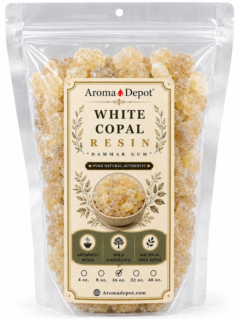 Pu&ograve; includere: Un sacchetto di plastica trasparente pieno di resina di copale bianca. L'etichetta riporta "WHITE COPAL RESIN" e "DAMMAR GUM", con il logo Aroma Depot. Icone per resina aromatica, raccolta selvatica e resina naturale dell'albero. Formati: 113g, 227g, 454g, 907g, e 1361g.
