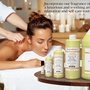 Pu&ograve; includere: Quattro bottiglie di olio di fragranza al limone e lavanda di diverse dimensioni, da un piccolo flacone a rullo a un barile da 1 gallone. Le bottiglie sono gialle e hanno un'etichetta bianca con il testo "Aroma Depot" e "Olio di fragranza al limone e lavanda".