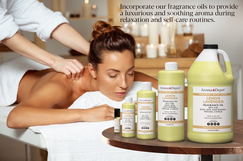 Pu&ograve; includere: Quattro bottiglie di olio di fragranza al limone e lavanda di diverse dimensioni, da un piccolo flacone a rullo a un barile da 1 gallone. Le bottiglie sono gialle e hanno un'etichetta bianca con il testo "Aroma Depot" e "Olio di fragranza al limone e lavanda".