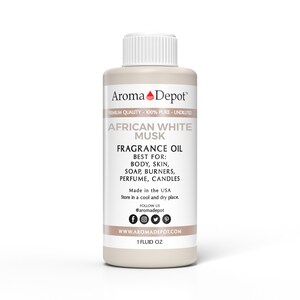 K&ouml;nnte beinhalten: Eine wei&szlig;e Flasche mit einem schwarzen Etikett, auf dem "Aroma Depot" und "African White Musk Fragrance Oil" steht. Das Etikett listet auch die Verwendungen des &Ouml;ls auf, darunter K&ouml;rper, Haut, Seife, Brenner, Parf&uuml;m und Kerzen. Die Flasche enth&auml;lt 1 Fl&uuml;ssigunze und wird in den USA hergestellt.