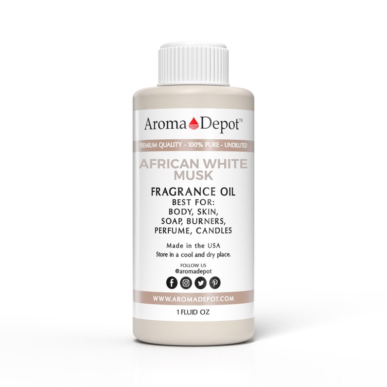 K&ouml;nnte beinhalten: Eine wei&szlig;e Flasche mit einem schwarzen Etikett, auf dem "Aroma Depot" und "African White Musk Fragrance Oil" steht. Das Etikett listet auch die Verwendungen des &Ouml;ls auf, darunter K&ouml;rper, Haut, Seife, Brenner, Parf&uuml;m und Kerzen. Die Flasche enth&auml;lt 1 Fl&uuml;ssigunze und wird in den USA hergestellt.