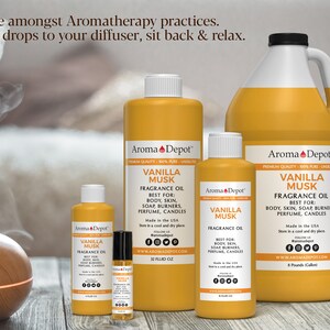 Może przedstawiać: Cztery butelki olejku zapachowego Aroma Depot Vanilla Musk w r&oacute;żnych rozmiarach, od małej butelki 10 ml do dużej butelki 6 funt&oacute;w. Butelki są wszystkie ż&oacute;łte i mają białą etykietę z nazwą marki i nazwą produktu. Tekst na etykiecie brzmi "Aroma Depot Vanilla Musk Fragrance Oil Best for: Body, Skin, Soap Burners, Perfume, Candles Made in the USA"