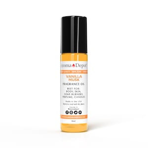 Może przedstawiać: 10 ml butelka olejku zapachowego o zapachu wanilii i piżma od Aroma Depot. Butelka jest przezroczysta i ma czarną zakrętkę. Etykieta jest biała z czerwonym i czarnym tekstem. Tekst na etykiecie brzmi: "Aroma Depot", "Vanilla Musk", "Fragrance Oil", "Best For: Body, Skin, Soap, Burners, Perfume, Candles", "Made in the USA", "Store in a cool and dry place", "Follow Us @aromadepot", "www.aromadepot.com" i "10ml".