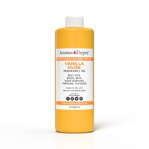Może przedstawiać: Ż&oacute;łta butelka olejku zapachowego o zapachu wanilii i piżma, 32 uncje płynne, marki Aroma Depot. Etykieta zawiera napis "Premium Quality - 100% Pure - Undiluted". Idealny do ciała, sk&oacute;ry, mydła, komink&oacute;w, perfum i świec. Wyprodukowano w USA. Przechowywać w chłodnym i suchym miejscu.