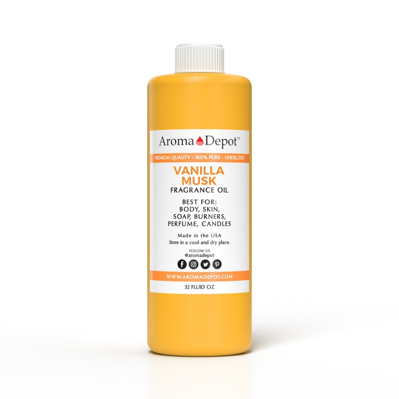 Może przedstawiać: Ż&oacute;łta butelka olejku zapachowego o zapachu wanilii i piżma, 32 uncje płynne, marki Aroma Depot. Etykieta zawiera napis "Premium Quality - 100% Pure - Undiluted". Idealny do ciała, sk&oacute;ry, mydła, komink&oacute;w, perfum i świec. Wyprodukowano w USA. Przechowywać w chłodnym i suchym miejscu.