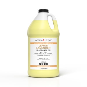 Pu&ograve; includere: Un bidone da un gallone di olio profumato alla lavanda e al limone, un liquido giallo in un bidone di plastica trasparente con un tappo nero. L'etichetta riporta "Aroma Depot" e elenca gli usi dell'olio, tra cui corpo, pelle, bruciatori di sapone, profumo e candele. L'etichetta indica anche che l'olio &egrave; 100% puro e non diluito, prodotto negli Stati Uniti e da conservare in un luogo fresco e asciutto.