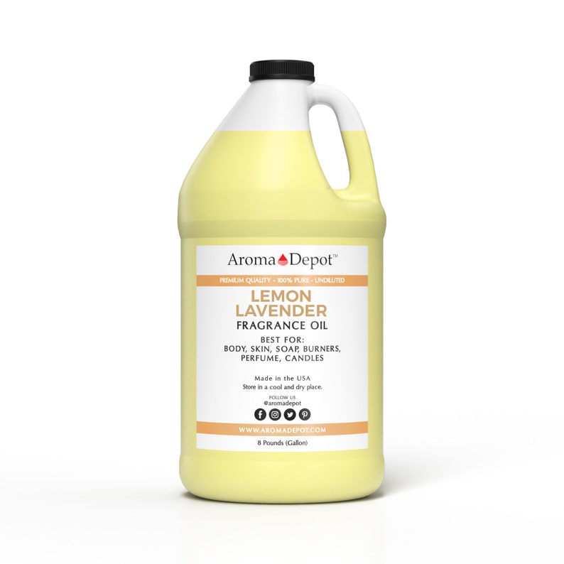 Pu&ograve; includere: Un bidone da un gallone di olio profumato alla lavanda e al limone, un liquido giallo in un bidone di plastica trasparente con un tappo nero. L'etichetta riporta "Aroma Depot" e elenca gli usi dell'olio, tra cui corpo, pelle, bruciatori di sapone, profumo e candele. L'etichetta indica anche che l'olio &egrave; 100% puro e non diluito, prodotto negli Stati Uniti e da conservare in un luogo fresco e asciutto.