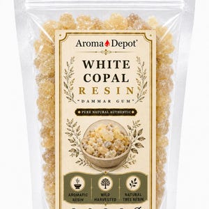 Pu&ograve; includere: Un sacchetto di plastica trasparente pieno di resina di copale bianca. L'etichetta recita "White Copal Resin" e "Aroma Depot". La resina &egrave; descritta come "Pure Natural Authentic" e disponibile in formati da 113g a 1360g. Il sacchetto &egrave; sigillato.