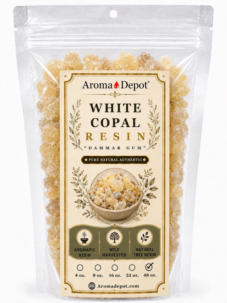 Pu&ograve; includere: Un sacchetto di plastica trasparente pieno di resina di copale bianca. L'etichetta recita "White Copal Resin" e "Aroma Depot". La resina &egrave; descritta come "Pure Natural Authentic" e disponibile in formati da 113g a 1360g. Il sacchetto &egrave; sigillato.