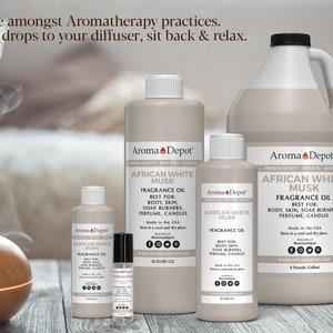 K&ouml;nnte beinhalten: Ein Set aus f&uuml;nf Flaschen mit African White Musk Duft&ouml;l in verschiedenen Gr&ouml;&szlig;en, von einer kleinen 1/2 Unzen-Flasche bis zu einer gro&szlig;en 64 Unzen-Flasche. Die Flaschen sind alle wei&szlig; mit schwarzen Etiketten und dem Text "African White Musk" und "Aroma Depot" darauf. Die Flaschen stehen auf einem Holztisch mit einem Diffusor und Blumen im Hintergrund.