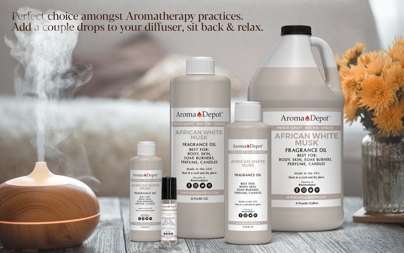 K&ouml;nnte beinhalten: Ein Set aus f&uuml;nf Flaschen mit African White Musk Duft&ouml;l in verschiedenen Gr&ouml;&szlig;en, von einer kleinen 1/2 Unzen-Flasche bis zu einer gro&szlig;en 64 Unzen-Flasche. Die Flaschen sind alle wei&szlig; mit schwarzen Etiketten und dem Text "African White Musk" und "Aroma Depot" darauf. Die Flaschen stehen auf einem Holztisch mit einem Diffusor und Blumen im Hintergrund.