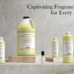 Pu&ograve; includere: Quattro bottiglie di olio di fragranza al limone e lavanda di diverse dimensioni, da un piccolo flacone a rullo a un grande barattolo da gallone. Le bottiglie sono tutte gialle e hanno un'etichetta con il testo "Aroma Depot" e "Olio di fragranza al limone e lavanda".