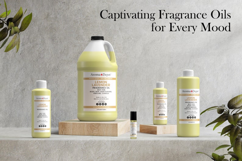 Pu&ograve; includere: Quattro bottiglie di olio di fragranza al limone e lavanda di diverse dimensioni, da un piccolo flacone a rullo a un grande barattolo da gallone. Le bottiglie sono tutte gialle e hanno un'etichetta con il testo "Aroma Depot" e "Olio di fragranza al limone e lavanda".