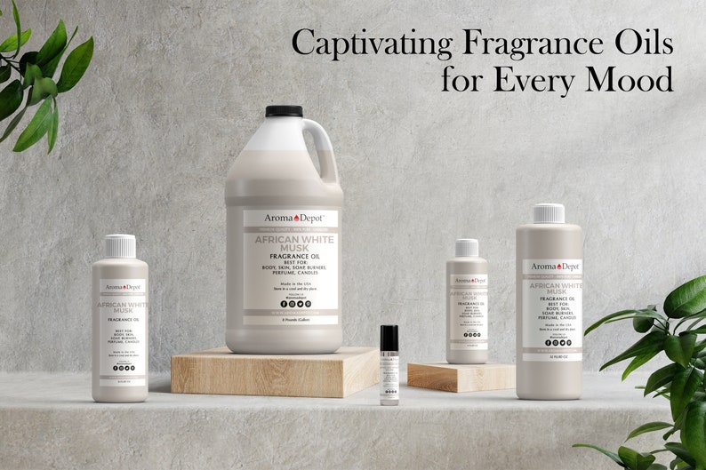 K&ouml;nnte beinhalten: Vier Flaschen mit African White Musk Duft&ouml;l in verschiedenen Gr&ouml;&szlig;en, von einer kleinen Rollflasche bis zu einem gro&szlig;en Gallonenkanister. Die Flaschen sind alle wei&szlig; mit schwarzen Etiketten und dem Text "African White Musk Fragrance Oil" darauf. Die Flaschen sind auf einer Holzoberfl&auml;che mit grauem Hintergrund angeordnet.