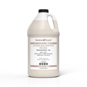 K&ouml;nnte beinhalten: Ein wei&szlig;er Gallonenkanister mit afrikanischem wei&szlig;em Moschus-Duft&ouml;l. Das Etikett lautet "Aroma Depot" und "Premiumqualit&auml;t - 100% rein - unverd&uuml;nnt". Es hei&szlig;t auch "Bestens geeignet f&uuml;r: K&ouml;rper, Haut, Duftbrenner, Parf&uuml;m, Kerzen".