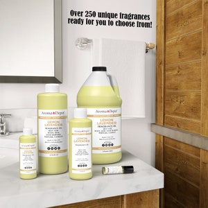 Pu&ograve; includere: Quattro bottiglie di olio di fragranza alla lavanda e limone di diverse dimensioni, da un piccolo flacone roll-on a un grande contenitore da gallone. Le bottiglie sono etichettate "Aroma Depot" e contengono un liquido giallo. Il testo sulle bottiglie recita "Olio di fragranza alla lavanda e limone, Ideale per corpo, pelle, bruciatori di olio, profumo, candele. Prodotto negli Stati Uniti."