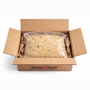 Pu&ograve; includere: Una scatola di cartone aperta contenente un sacchetto di plastica trasparente pieno di un prodotto granulare di colore chiaro. La scatola ha carta da imballaggio marrone e il testo "Aroma Depot" stampato sul davanti.