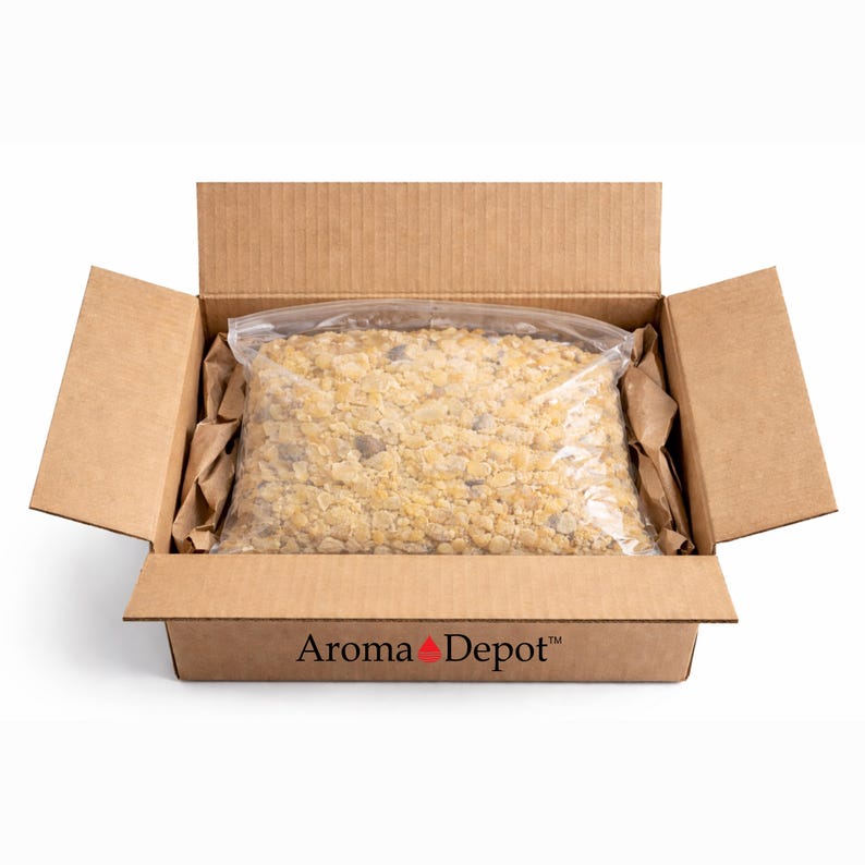Pu&ograve; includere: Una scatola di cartone aperta contenente un sacchetto di plastica trasparente pieno di un prodotto granulare di colore chiaro. La scatola ha carta da imballaggio marrone e il testo "Aroma Depot" stampato sul davanti.