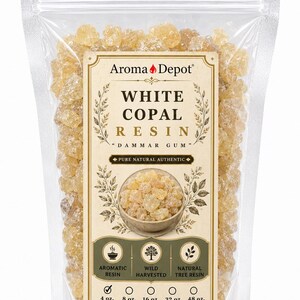 Pu&ograve; includere: Un sacchetto di plastica trasparente pieno di resina di copale bianca. L'etichetta recita "Aroma Depot White Copal Resin Dammar Gum". L'etichetta indica anche "Pure Natural Authentic". La borsa contiene opzioni da 113g, 227g, 454g, 907g e 1360g.