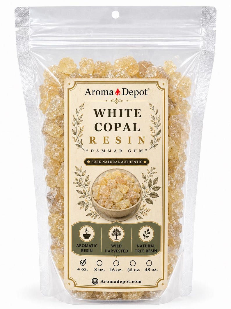 Pu&ograve; includere: Un sacchetto di plastica trasparente pieno di resina di copale bianca. L'etichetta recita "Aroma Depot White Copal Resin Dammar Gum". L'etichetta indica anche "Pure Natural Authentic". La borsa contiene opzioni da 113g, 227g, 454g, 907g e 1360g.