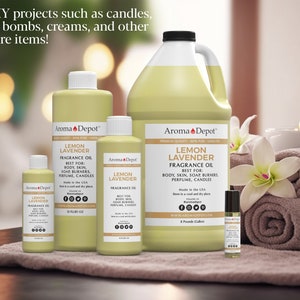 Pu&ograve; includere: Un set di cinque bottiglie di olio profumato alla lavanda e limone di diverse dimensioni, da un piccolo flacone da 30 ml a un grande contenitore da 3,78 litri. Le bottiglie sono tutte gialle e hanno un'etichetta con il testo "Aroma Depot" e "Olio profumato alla lavanda e limone". Le bottiglie sono disposte su una superficie di legno con un mucchio di asciugamani e una candela accesa sullo sfondo.