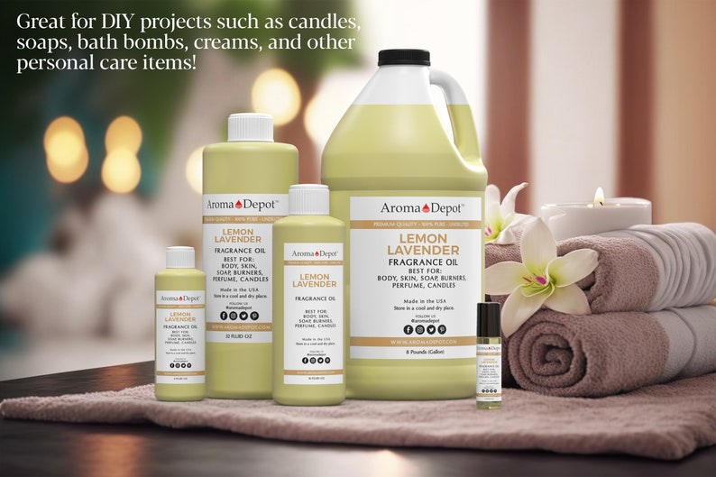 Pu&ograve; includere: Un set di cinque bottiglie di olio profumato alla lavanda e limone di diverse dimensioni, da un piccolo flacone da 30 ml a un grande contenitore da 3,78 litri. Le bottiglie sono tutte gialle e hanno un'etichetta con il testo "Aroma Depot" e "Olio profumato alla lavanda e limone". Le bottiglie sono disposte su una superficie di legno con un mucchio di asciugamani e una candela accesa sullo sfondo.