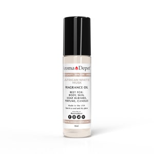 K&ouml;nnte beinhalten: Eine 10 ml Flasche mit afrikanischem wei&szlig;em Moschus-Duft&ouml;l. Die Flasche ist aus klarem Glas mit schwarzem Verschluss und wei&szlig;em Etikett. Das Etikett tr&auml;gt den Text "Aroma Depot", "Afrikanischer Wei&szlig;er Moschus", "Duft&ouml;l", "Ideal f&uuml;r: K&ouml;rper, Haut, Seife, Brenner, Parf&uuml;m, Kerzen", "Hergestellt in den USA", "An einem k&uuml;hlen und trockenen Ort lagern", "Folge uns @aromadepot", und "www.aromadepot.com".